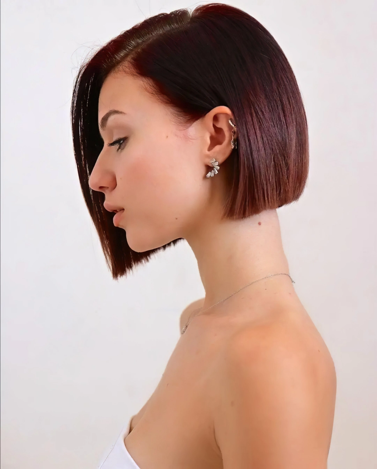 piercing oreille couleur auburn cheveux court en degrade collier