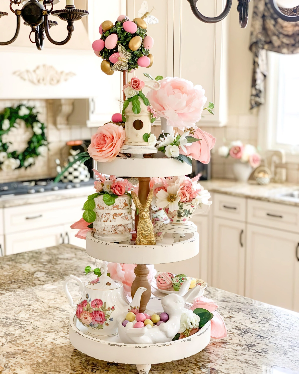 plateau gateau niveaux figurines lapins oeufs fleurs roses ilot cuisine