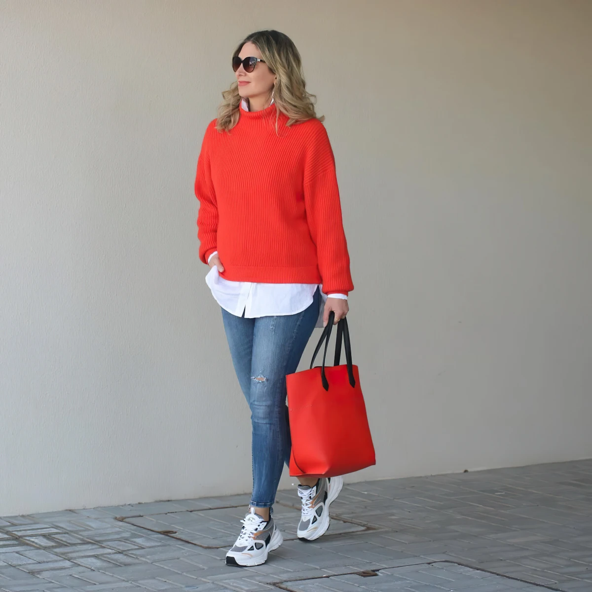 pull et sac rouge jean bleu look sport chic femme 50 ans