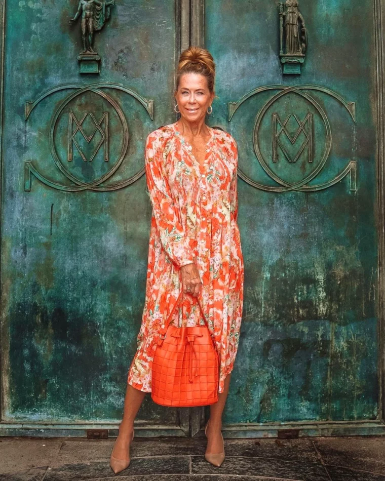 robe droite fluide orange mode femme 50 ans
