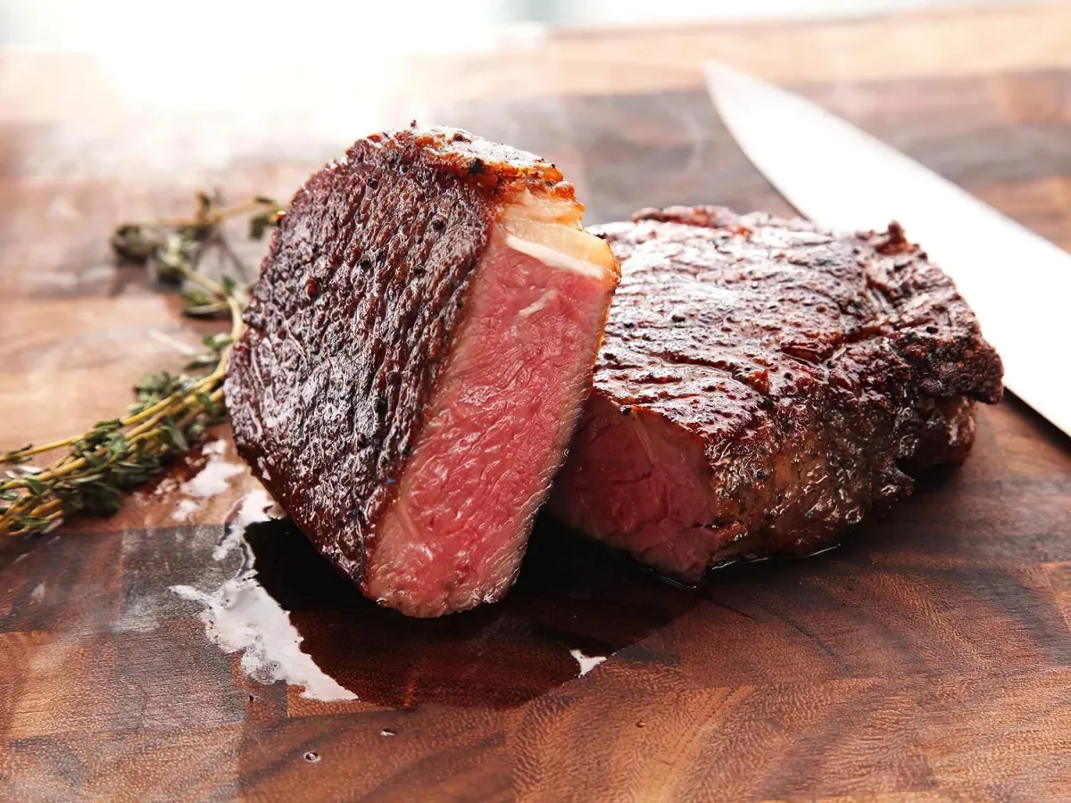 steak de porc roti a la moyenne decoupe en deux
