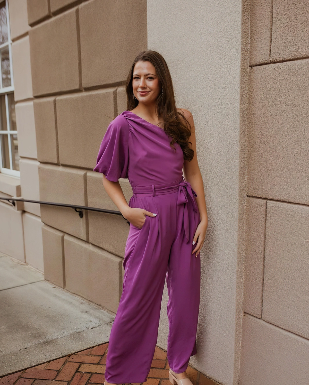 tenue invitee femme combinaison rose violet ceinture manche courte pantalon large