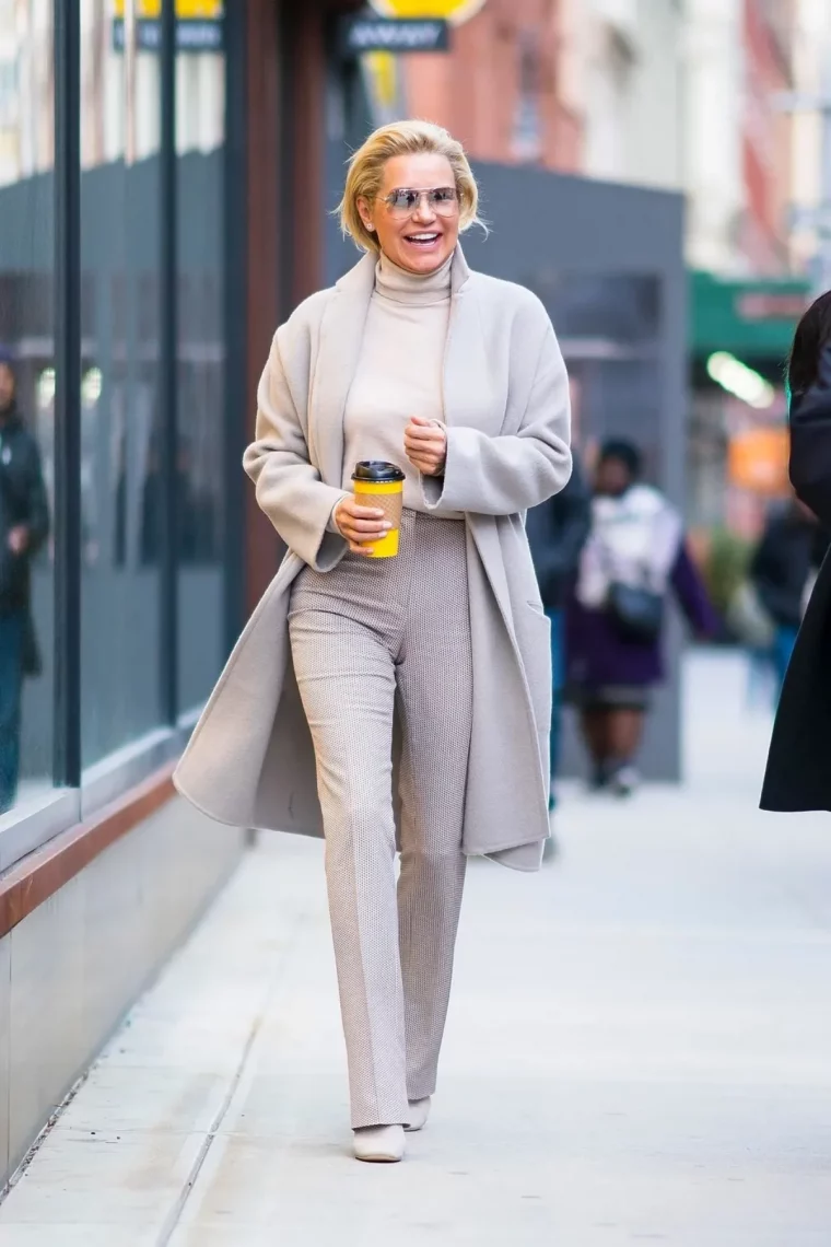 tenue monochrome yolanda hadid mode femme 50 ans