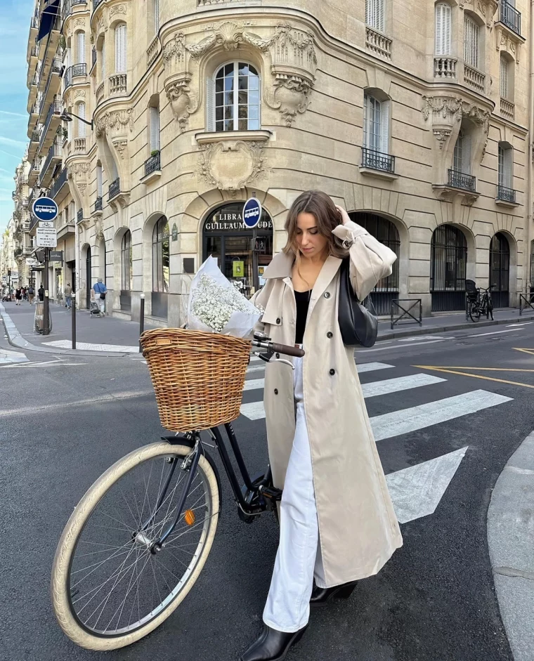 tenue trench beige femme pantalon fluide blanc blouse noire velo panier