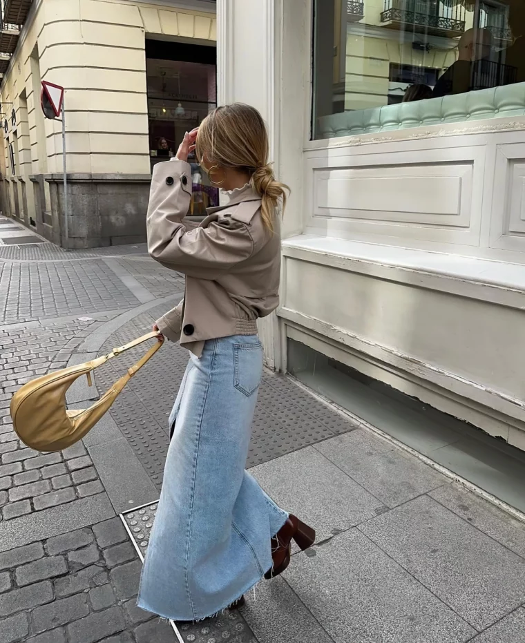 trench court jupe longue denim chaussures marron talons coiffure cheveux attaches