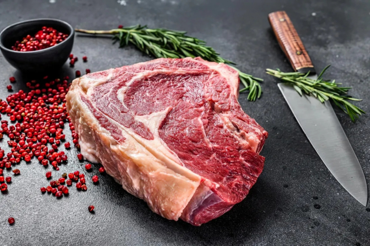 viande rouge epices couteau sur planche a decouper