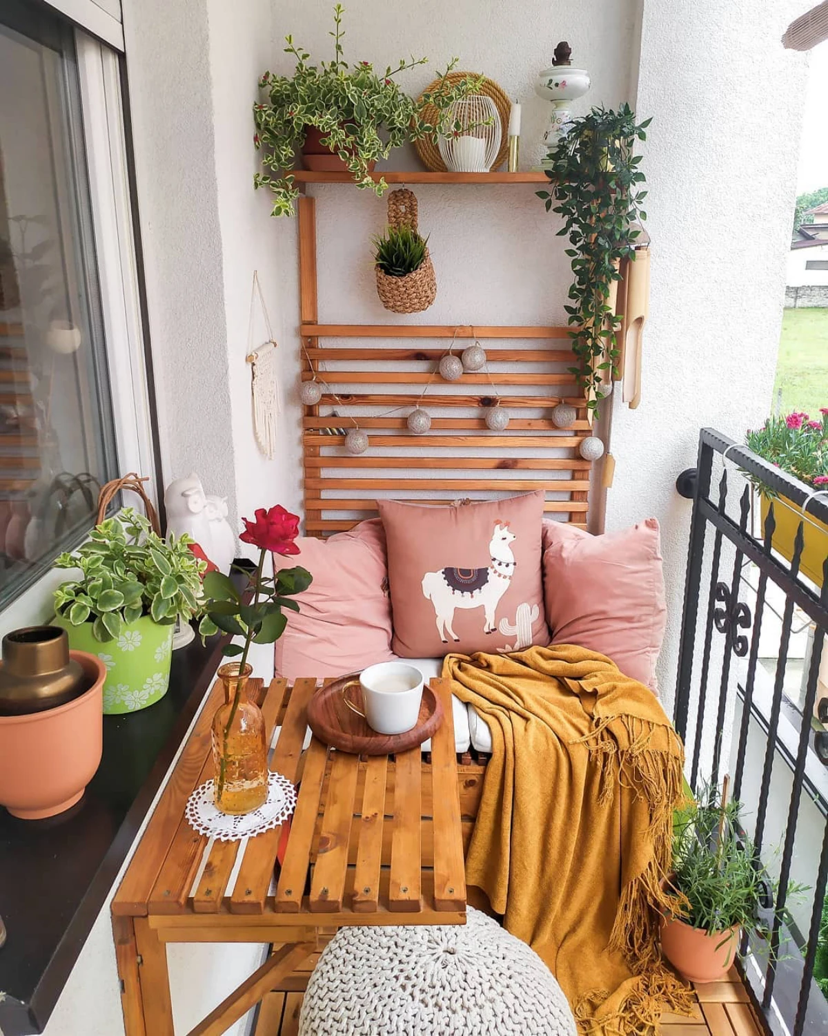 amanegament petit balcon table en boi coussin plantes