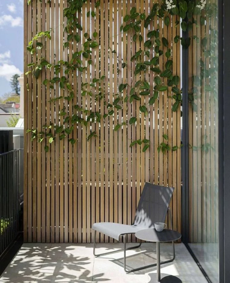 amenager un tres petit balcon avec un mur en bois chaise