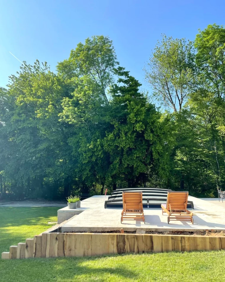 arbres a cote d une piscine pelouse verte