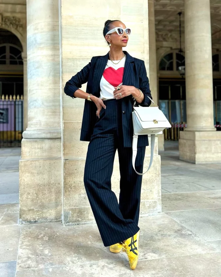 avec quelles baskets porter un tailleur pantalon look parisien