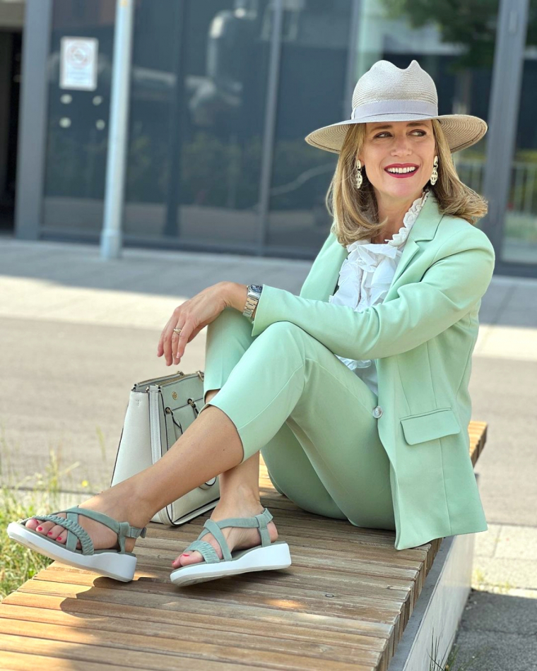 avec quelles chaussures associer un pantalon tailleur vert femme chapeau