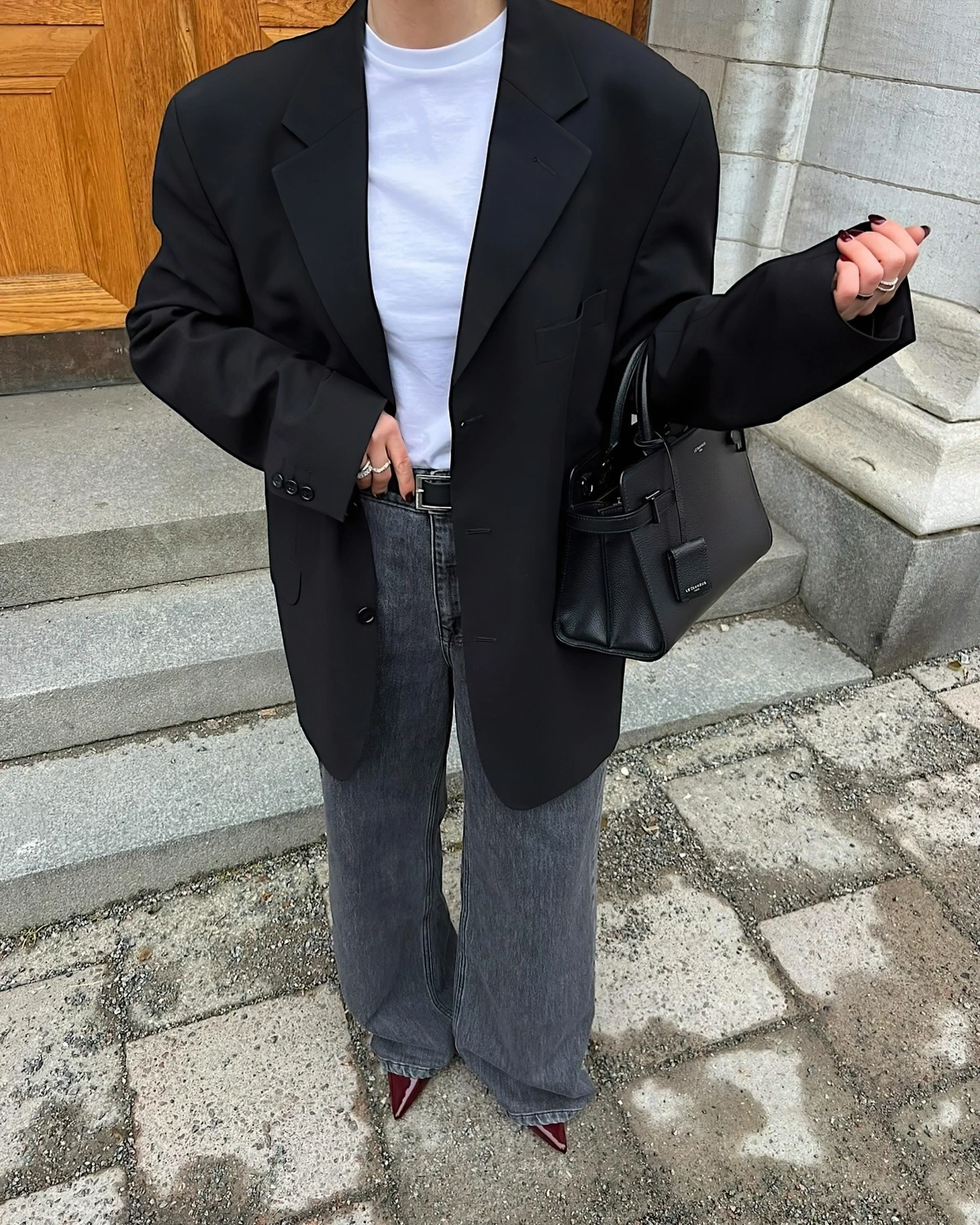 blazer noir femme oversize outfit jean noir taille haute ceinture sac main cuir