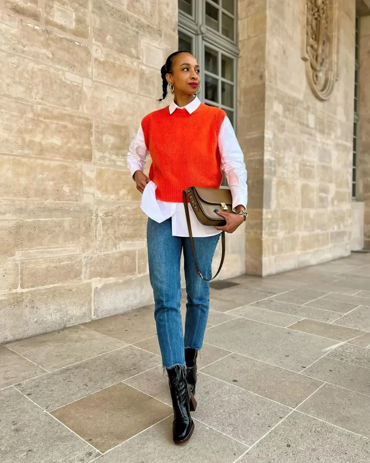 bottes noires jeans bleus chemise et pull sans manches