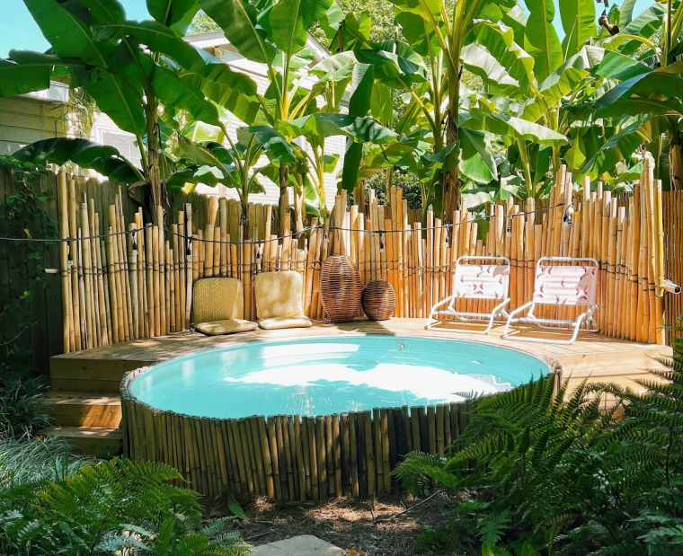 brise vue autour piscine hors sol bambou chaises bananiers