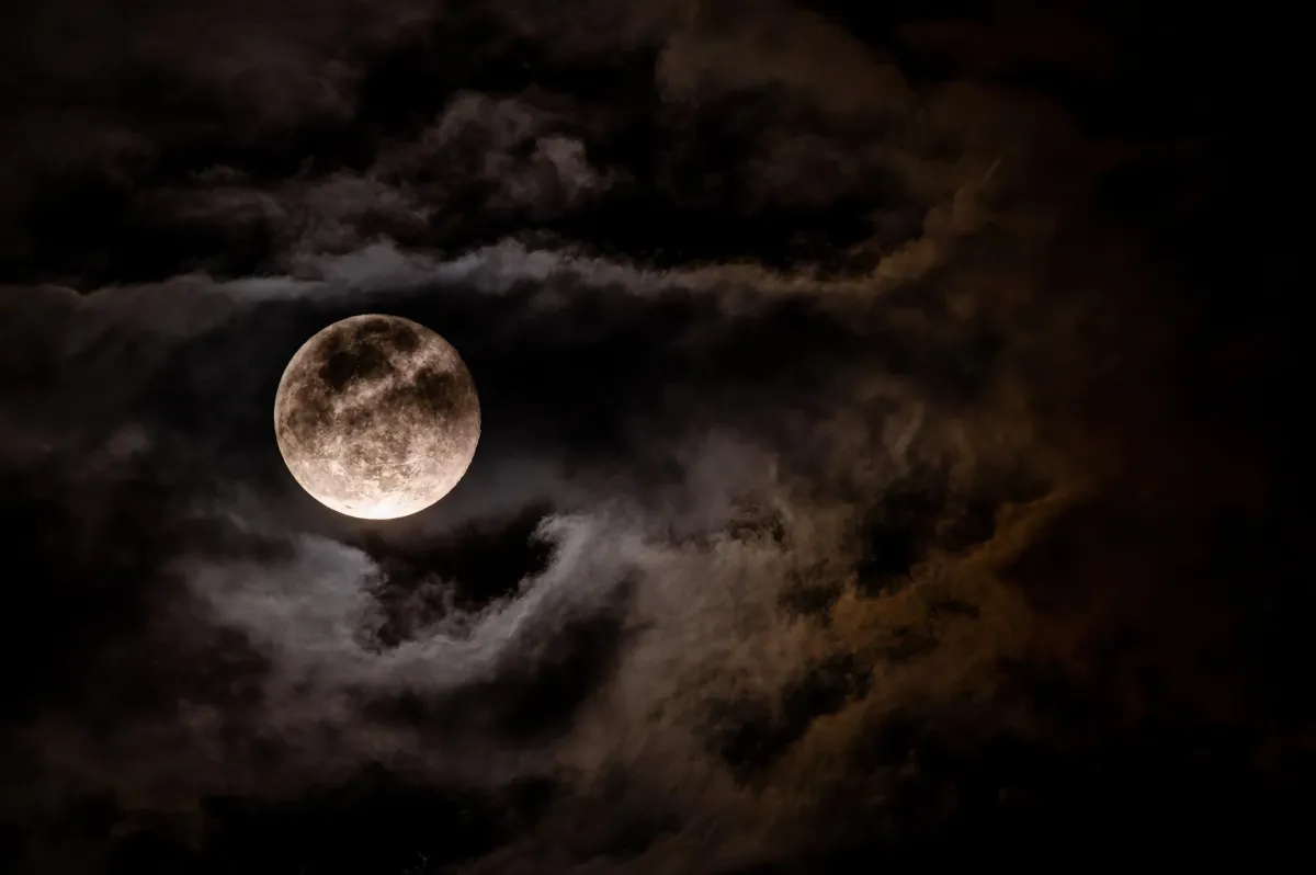 ciel nocturne nuages et pleine lune