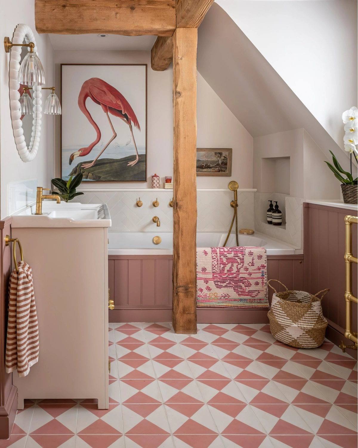 colonne bois poutres apparentes petite salle de bain carreaux blanc et rose