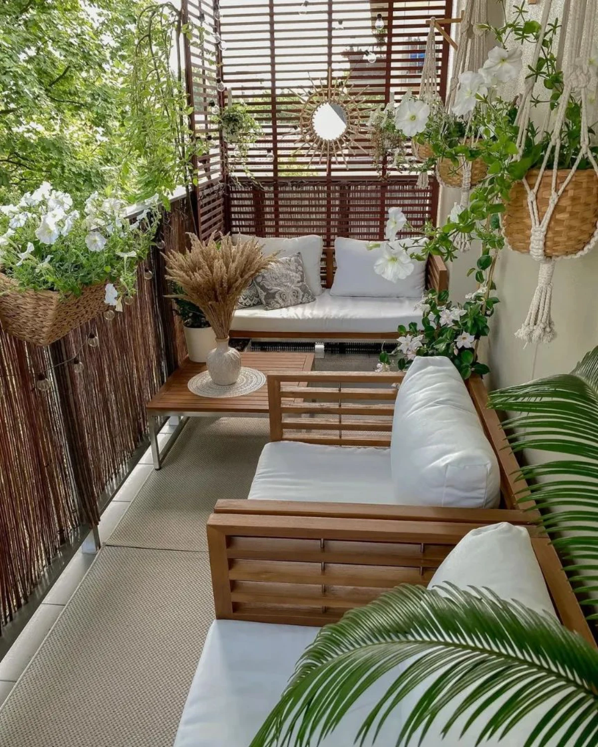 comment amenager un petit balcon zen plantes vertes meubles en bois