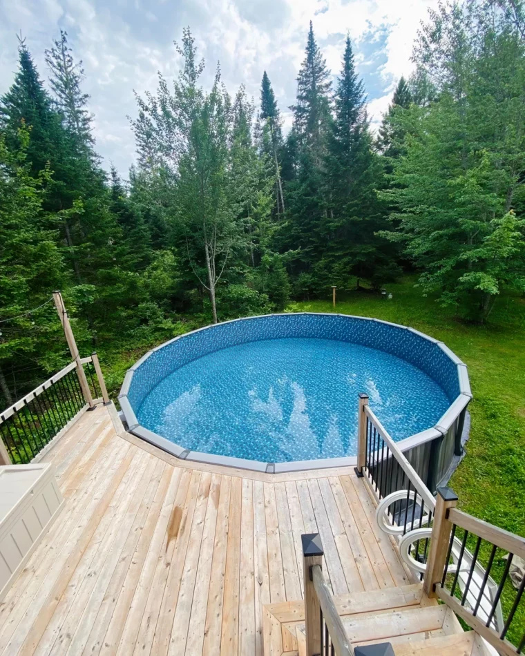 construction terrasse en bois avec piscine surelevee en acier