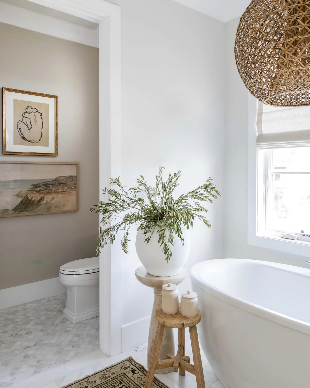 couleurs neutres peinture blanche vase meubles bois tapis salle de bain