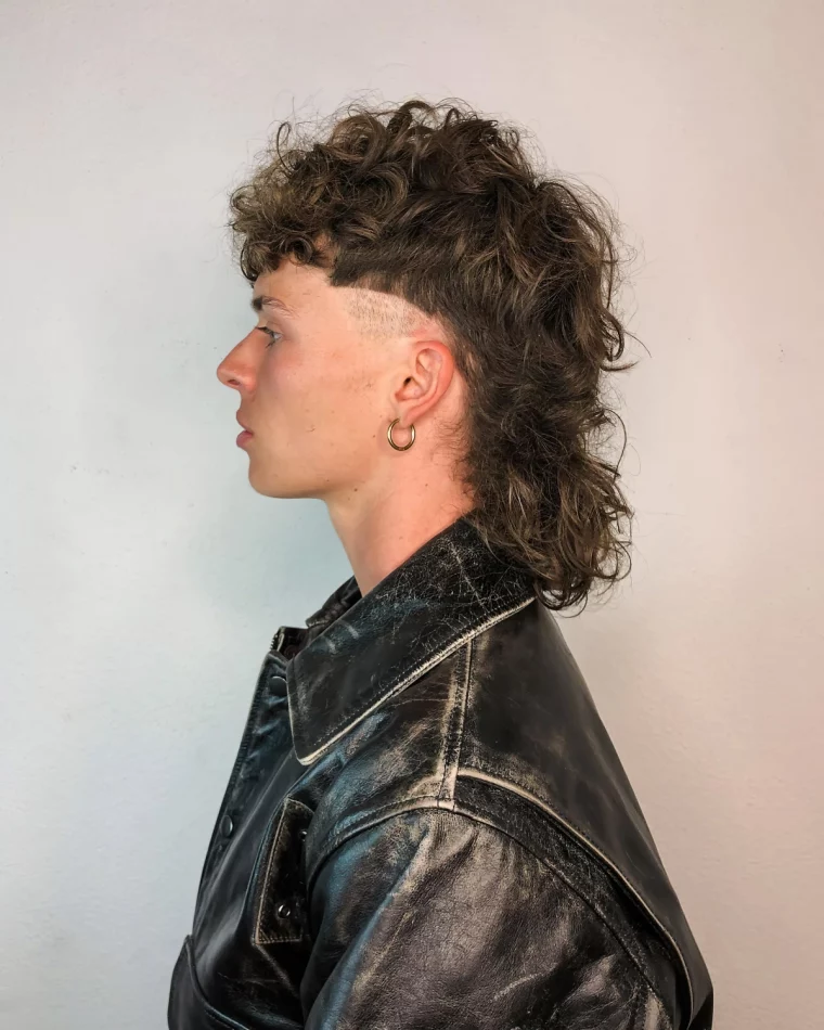 coupe shag avec frange curly hair homme edgar cut cotes rases