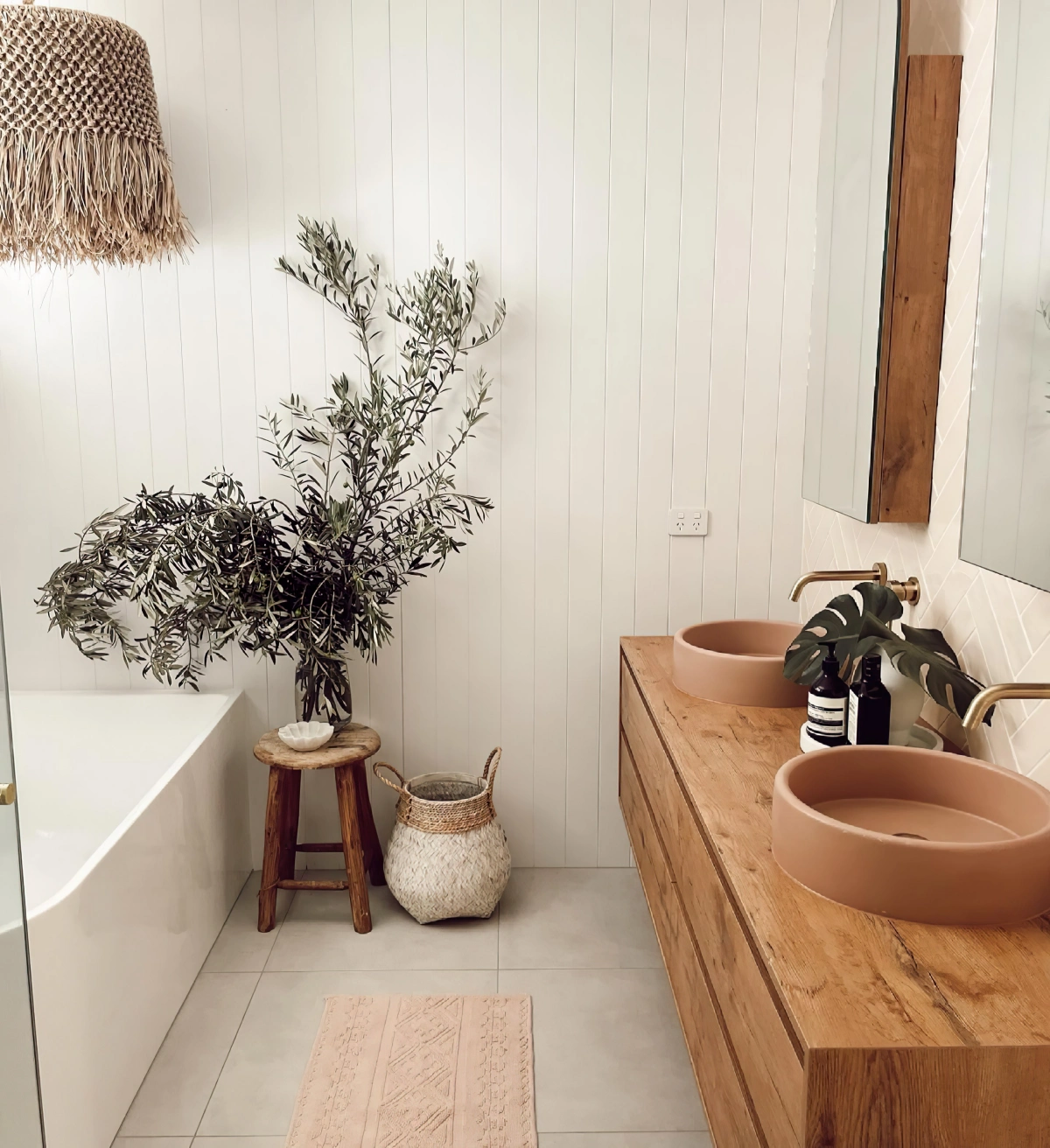 dalles aspect beton carrelage blanc mur relief baignoire blanc lavabo meuble bois