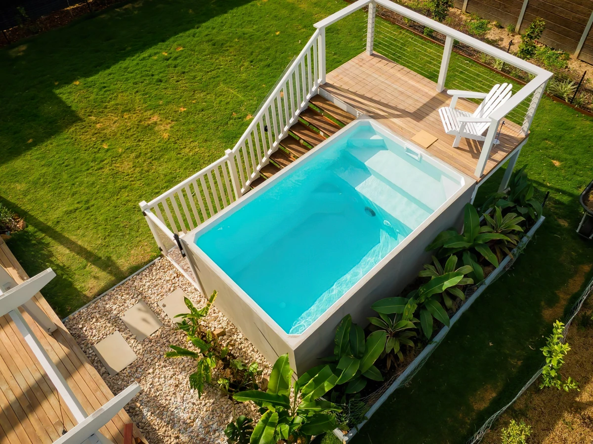 deck piscine hors sol petit espace escalier chaise plantes vertes