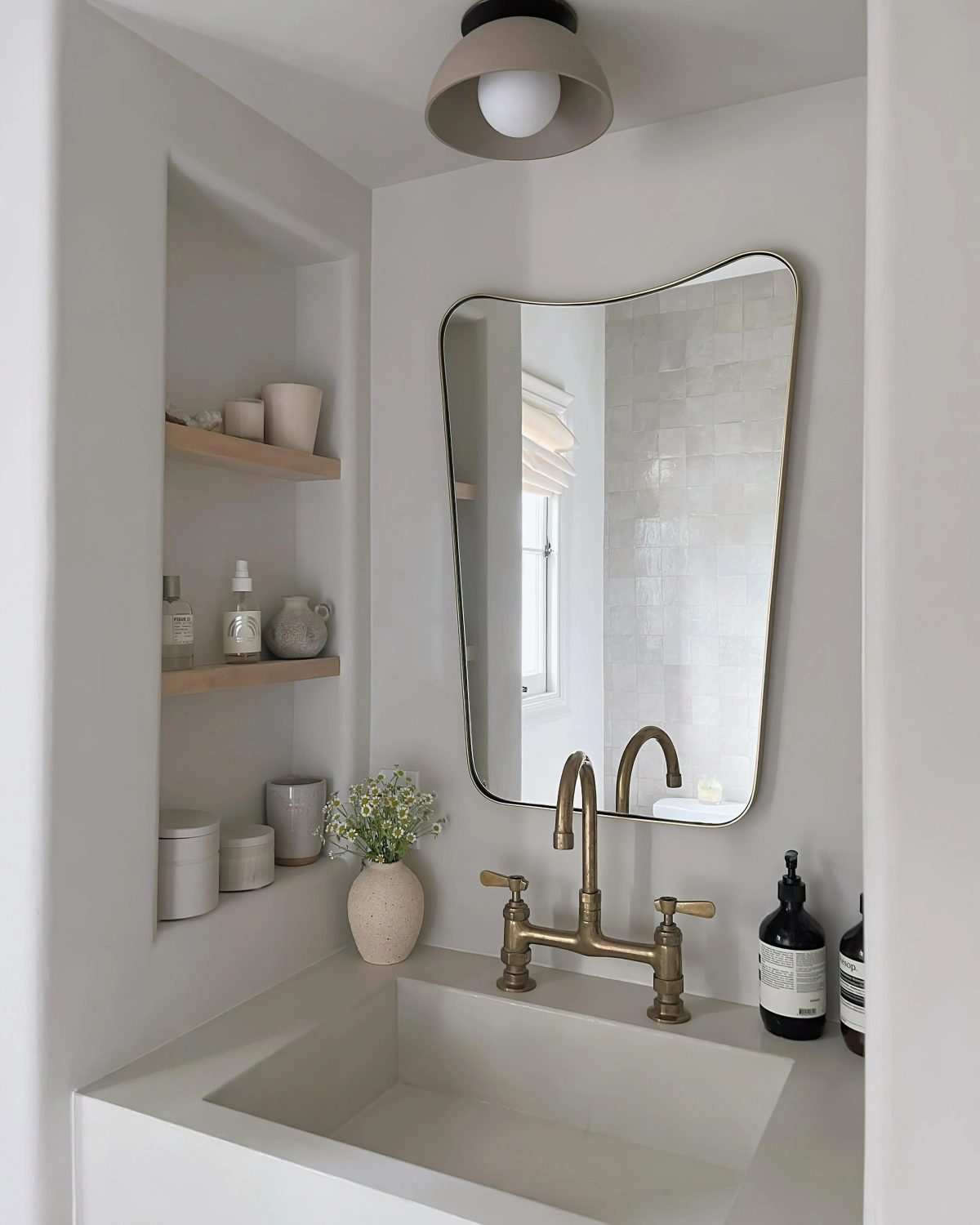 deco murale salle de bains miroir forme geometrique niche rangement etagere