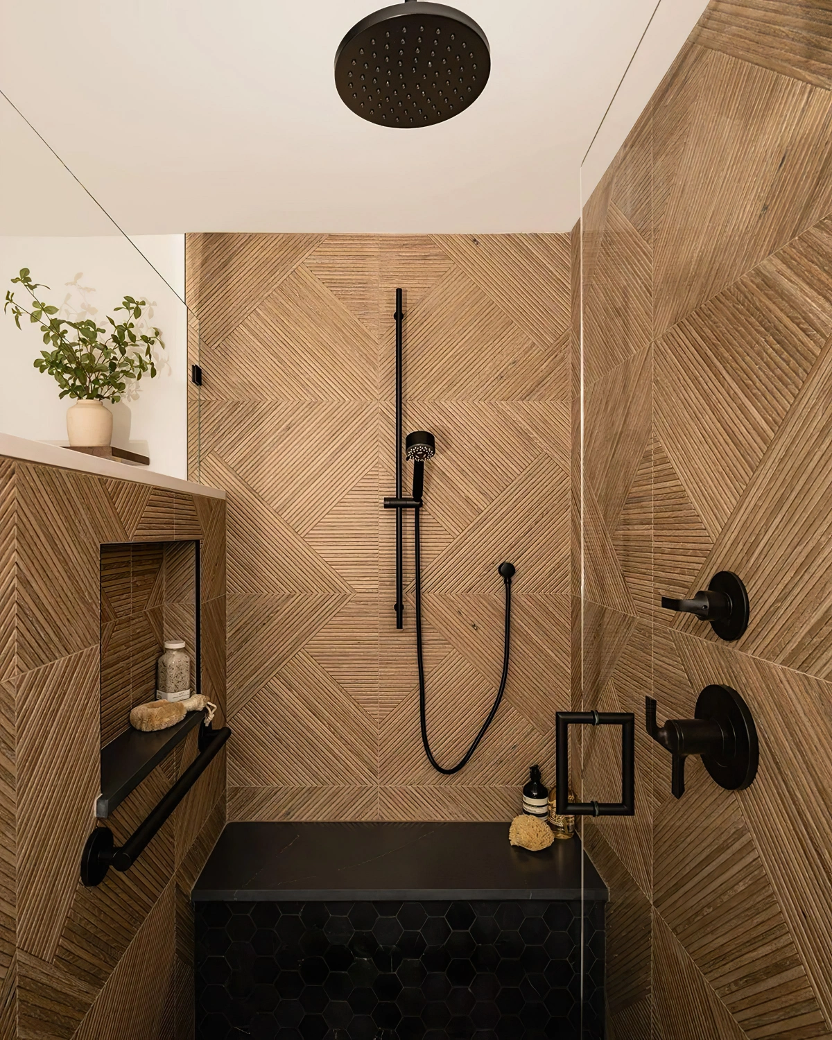 deco salle de bain bois carrelage imitation douche accessoires en noir mat