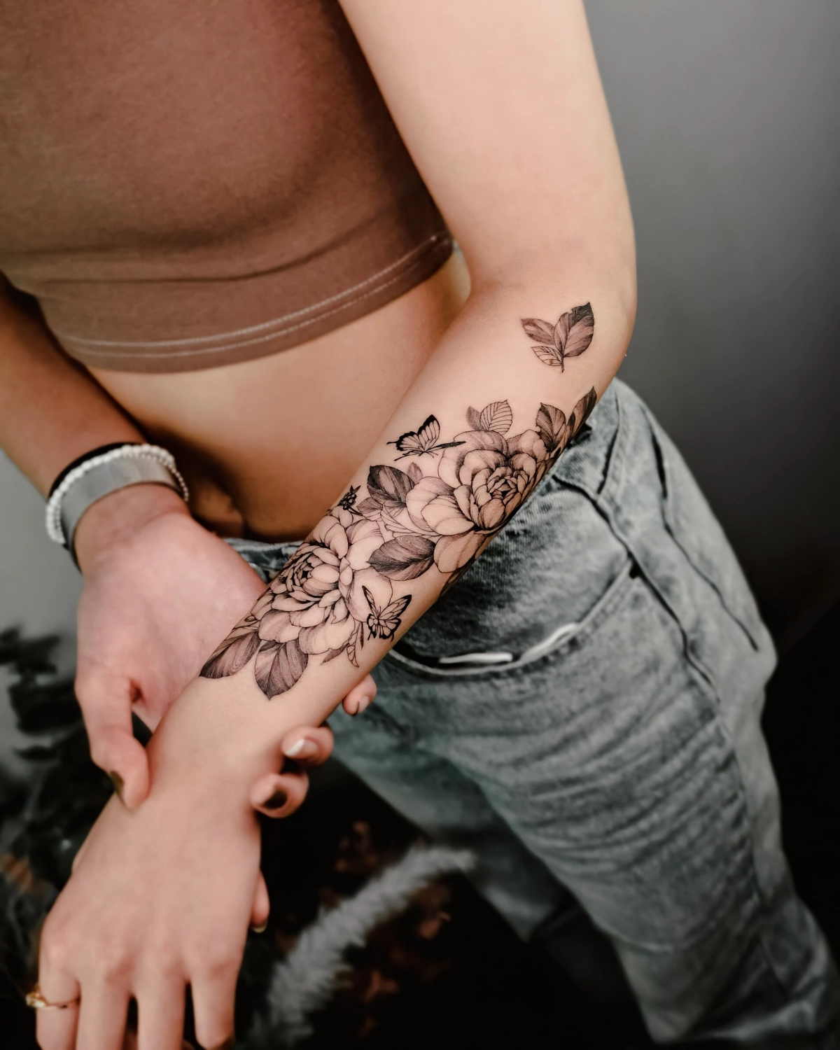 dessin fleurs sur bras art corporel motif fleurs et papillon realiste