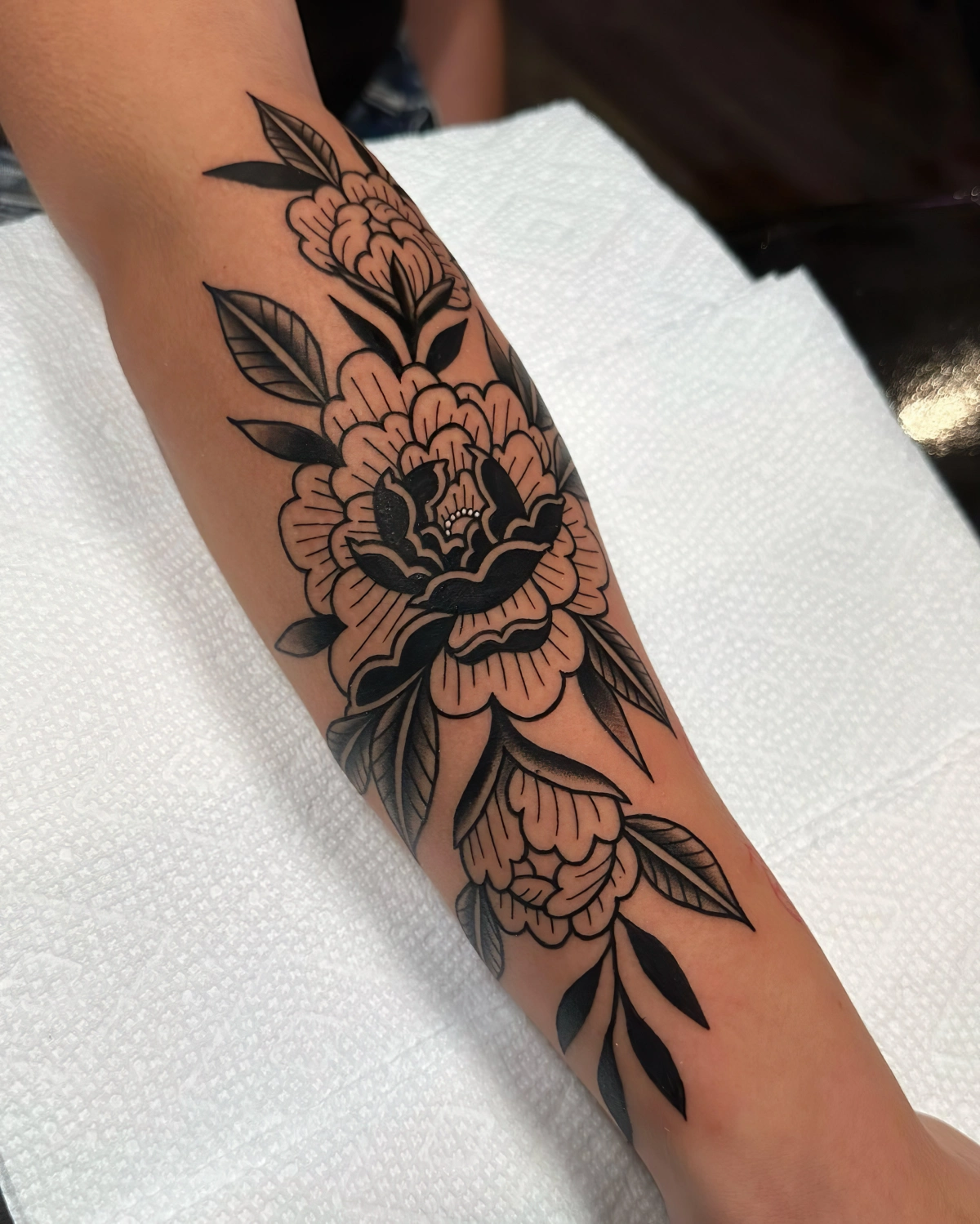 dessin pivoine sur peau contours details noirs fonces tattoo fleur femme