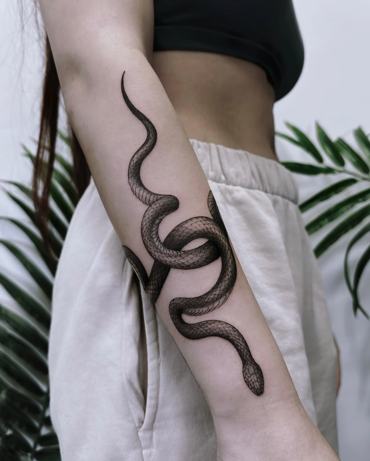 dessin serpent sur bras femme realiste motif top crop palmier
