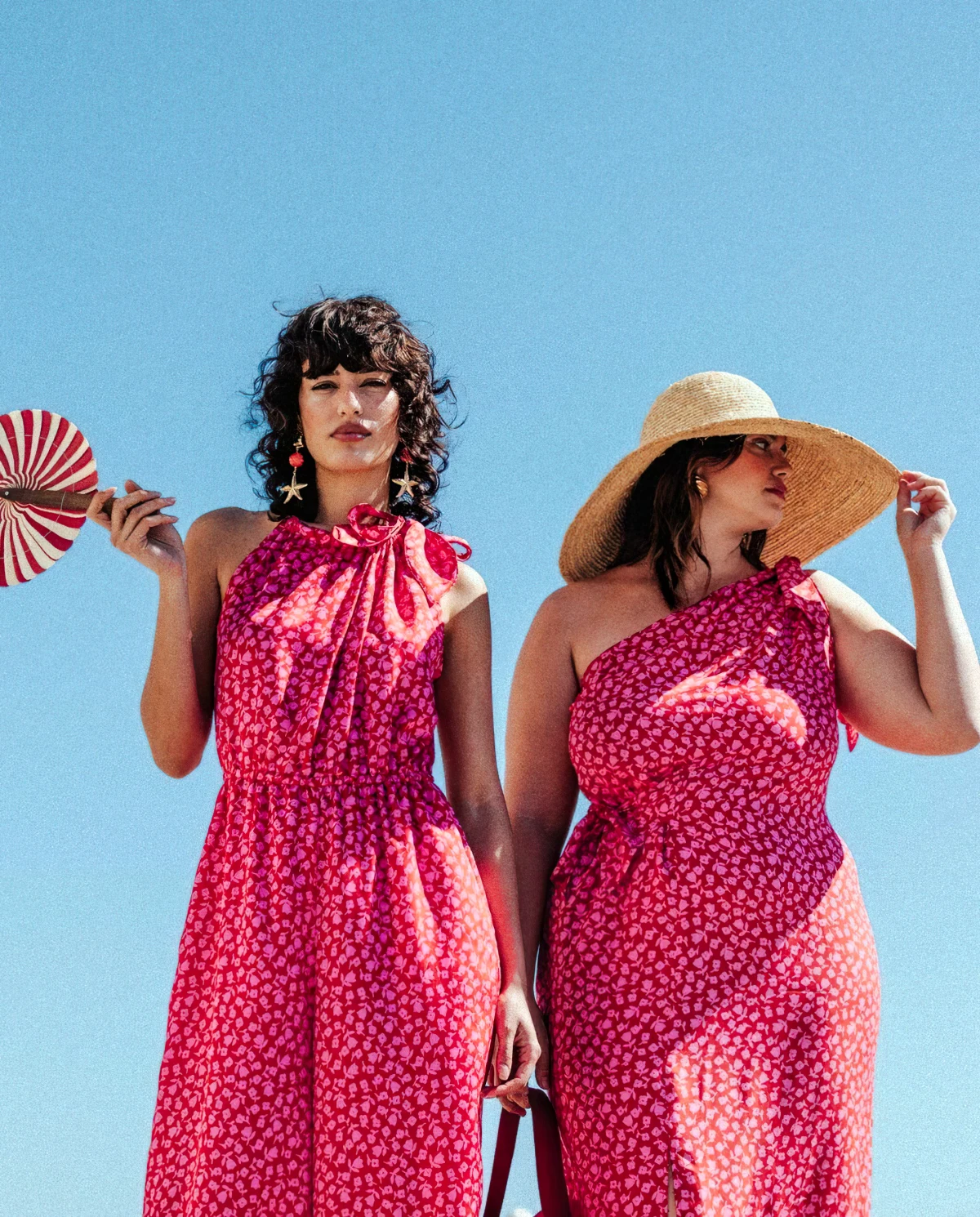 deux femmes robes roses femme svelte et femme ronde avec un chapeau