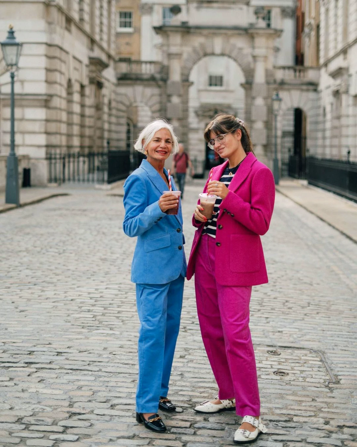 deux femmes rue costume bleu et rose chaussures