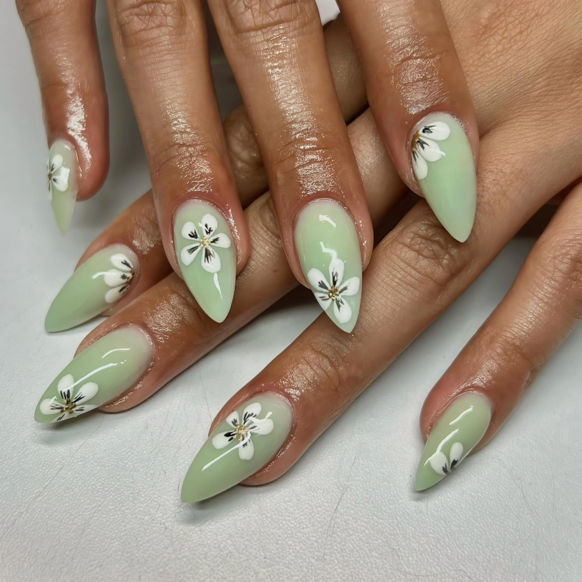 fleurs blanches sur base vernis pastel dessin ongles formes longs