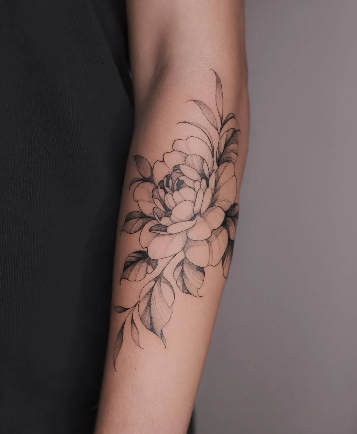 fleurs petales rose feuilles tatouage fleur femme sur bras t shirt noir