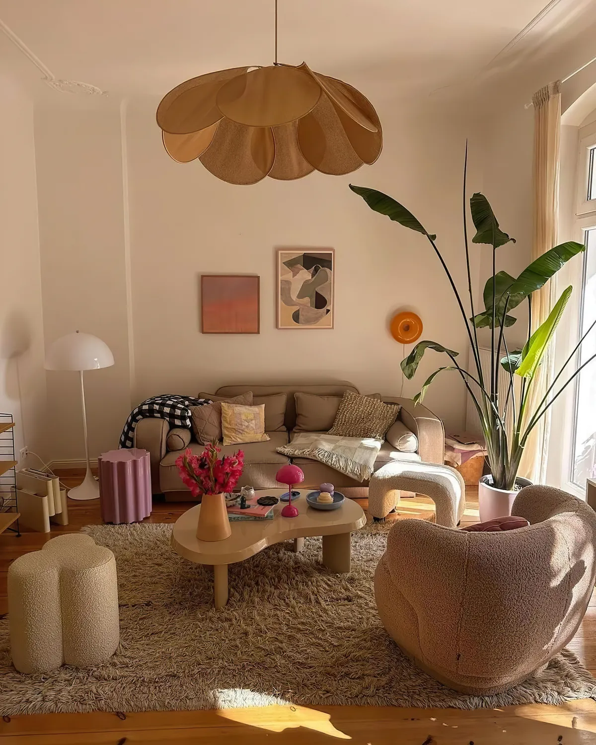 idee deco salon moderne meubles arrondis en beige et blanc