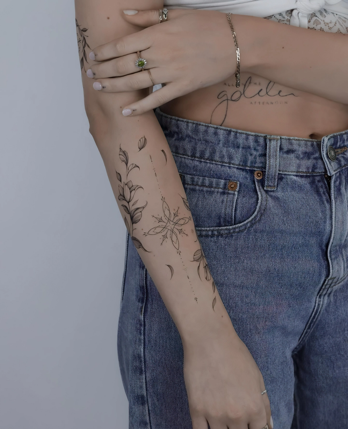 jeans claires debardeur blanc dentelle tatouage femme bras fleurs