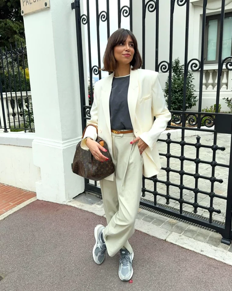 look avec tailleur blanc baskets femme brune cheveux courts