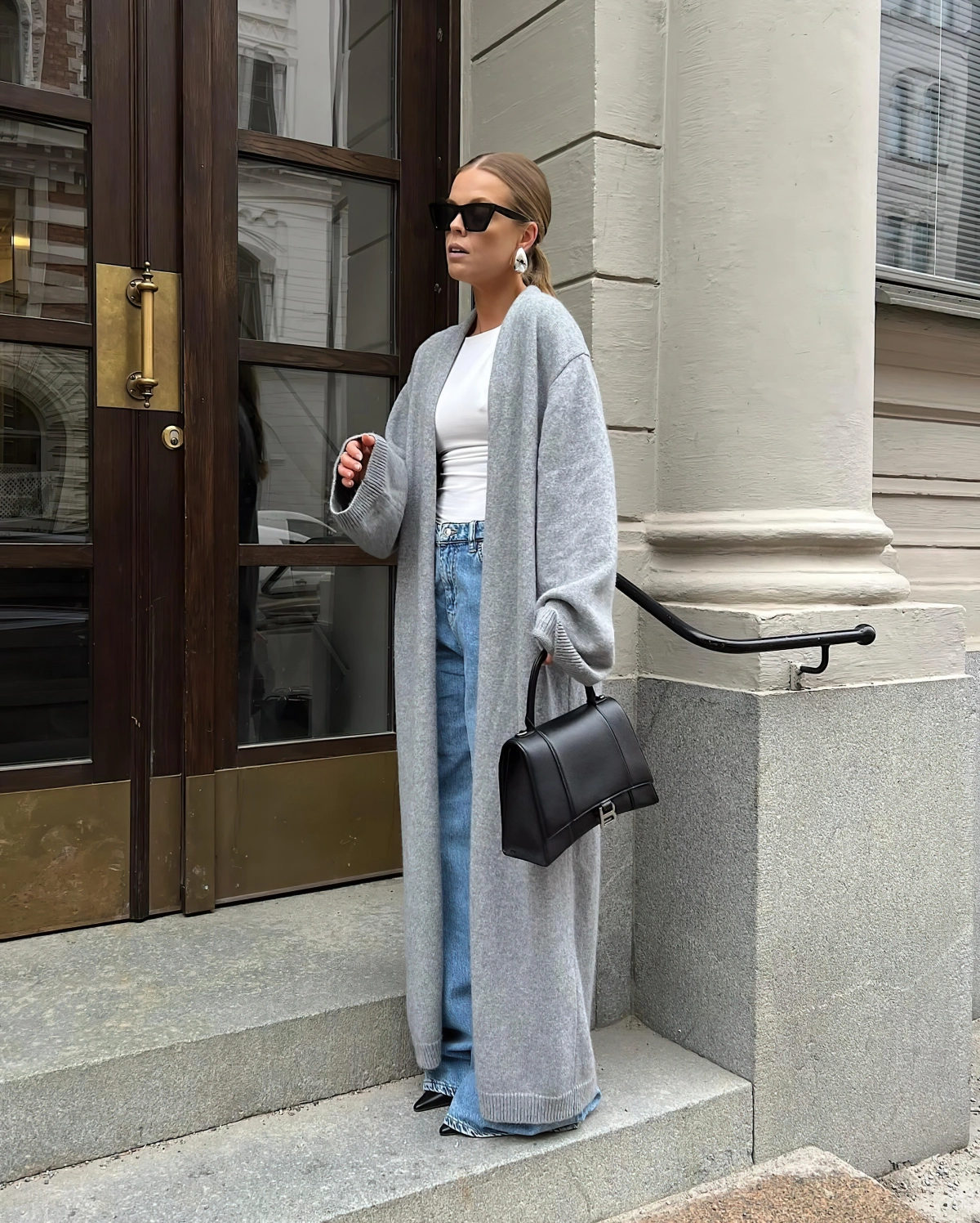 look jean large gilet long gris debardeur blanc style minimaliste tenue femme