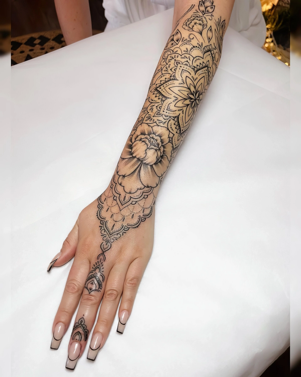 mandala dessin sur peau fleurs lotus tatouage bras et doigt manchette
