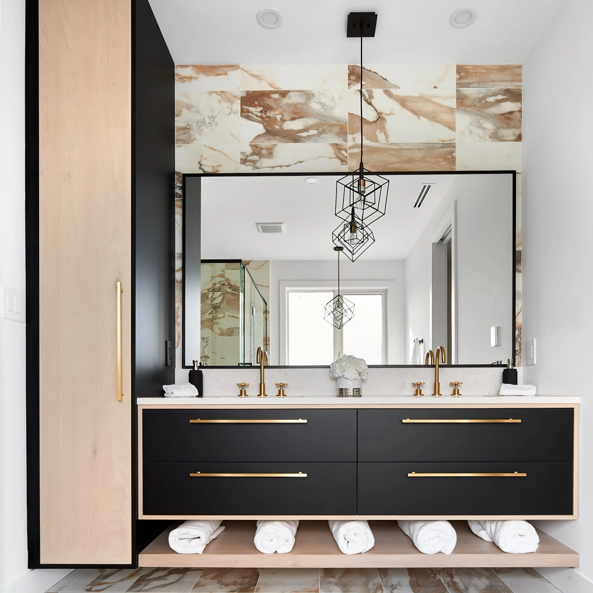 meuble lavabo noir mat et bois miroir rectangulaire eclairage industriel