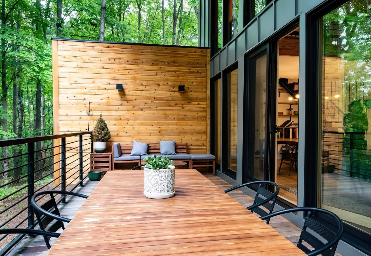 moderne terrasse amenagement salle a manger exterieure table bois chaises fer forge banquette bois