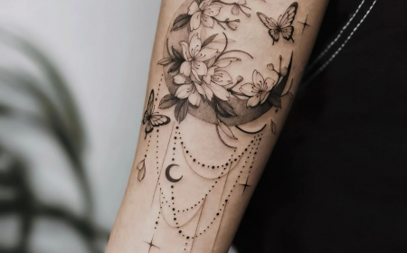 motif croissant de lune avec fleurs bijou perles tatouage avant bras femme