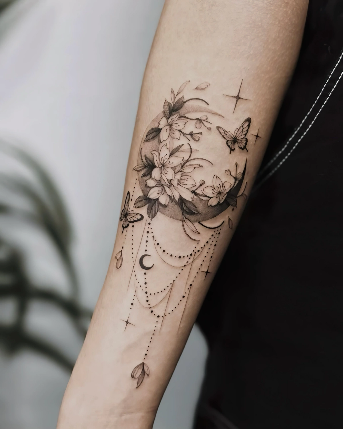 motif croissant de lune avec fleurs bijou perles tatouage avant bras femme