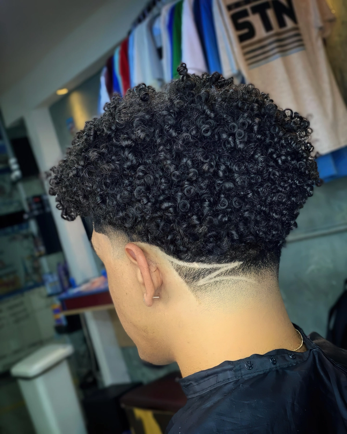 motifs rases sur nuque cotes edgar cut cheveux frises coupe afro homme moderne