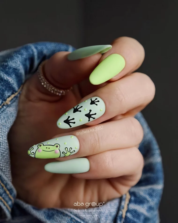 nail art dessin animal grenouille finition mate ongles longs