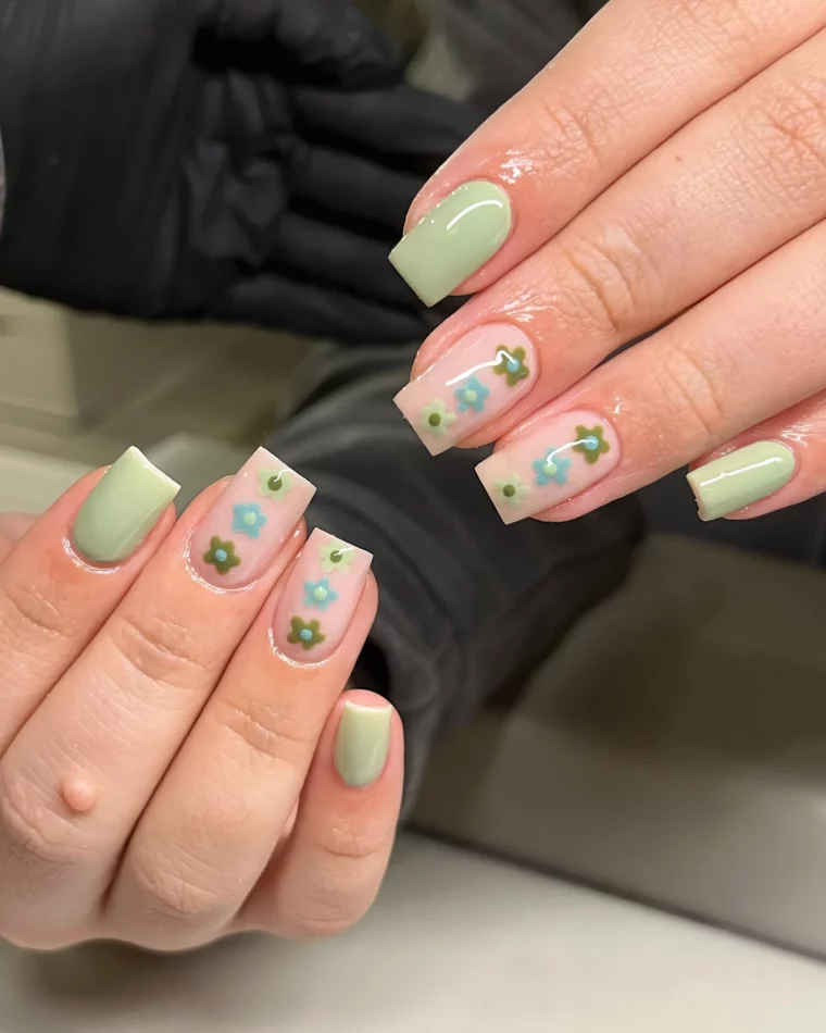 nail art dessin de fleur facile vernis de base nude ongles couleur pastel