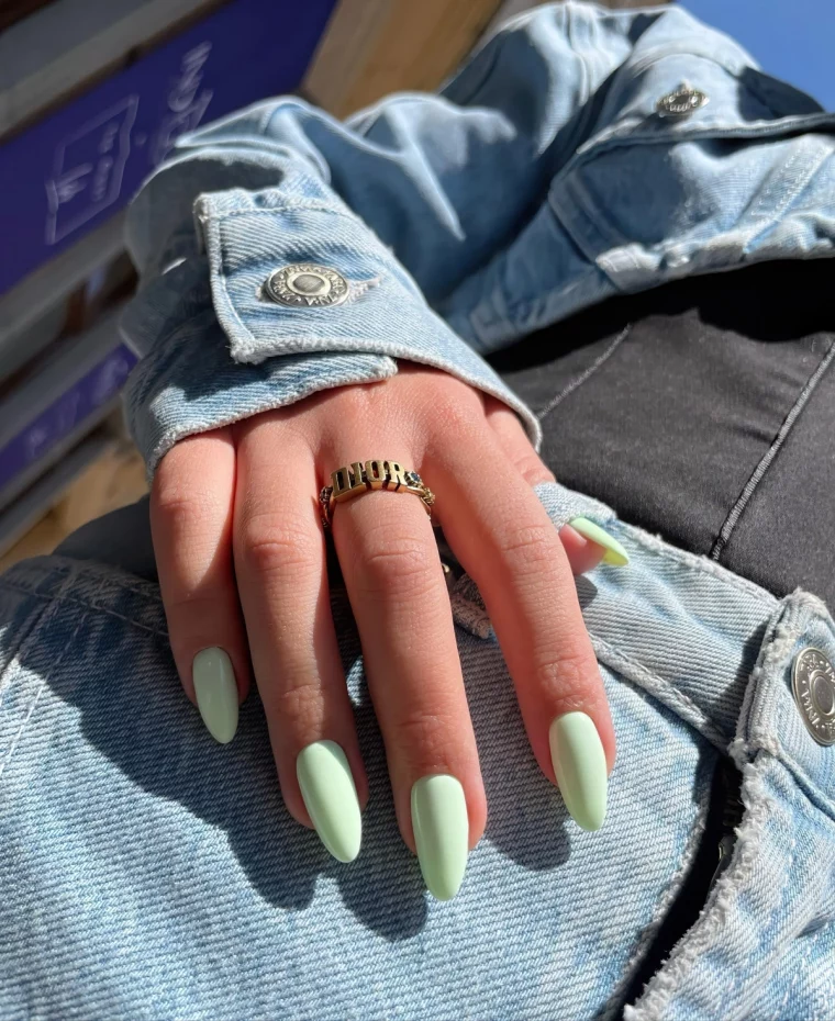 ongle en gel vert pastel longs bague jeans veste denim top noir