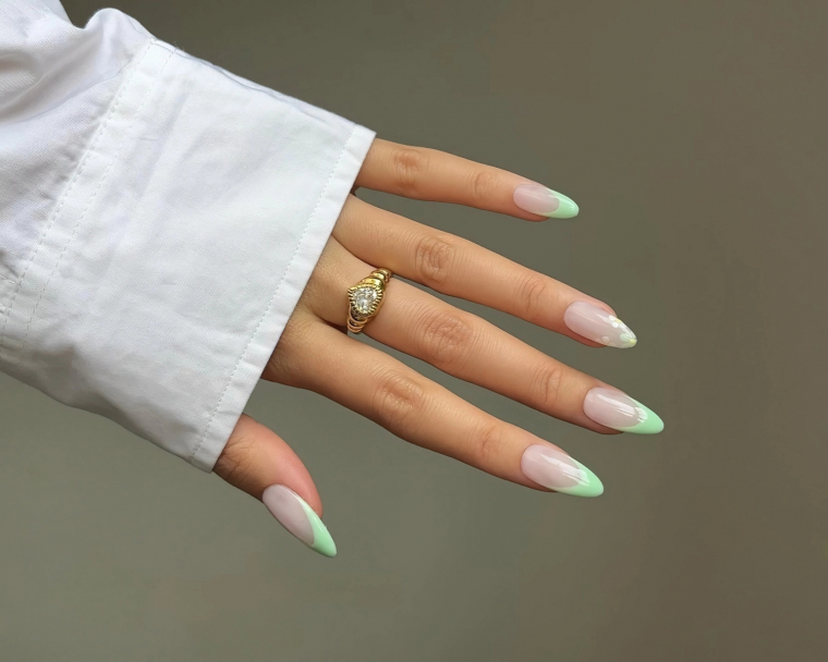 ongle vert pastel et blanc french manucure en couleur pointes