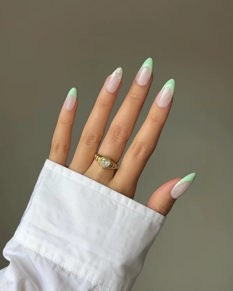 ongle vert pastel et blanc french manucure en couleur pointes